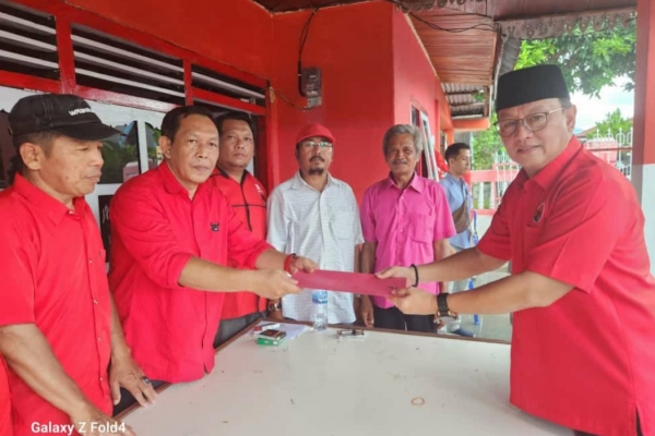 Barli Halim Serahkan Berkas Pencalonan Pilkada Bengkulu Selatan Ke DPC PDI Perjuangan.