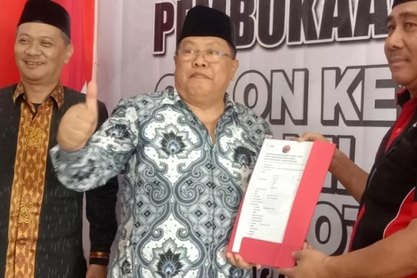 Bambang Kawit Jadi Orang Pertama Kembalikan Formulir Pendaftaran Pilkada 2024 ke PDI Perjuangan Kota Blitar