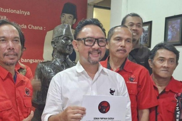 Dandan Riza Wardana dan Ronal Surapradja Dapat Surat Tugas dari PDI Perjuangan untuk Pilwalkot Bandung 2024