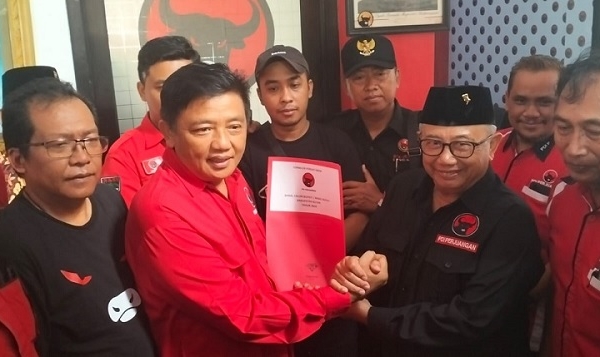 Guntur Wahono Ambil Formulir Cabup di Kantor DPC PDI Perjuangan Kabupaten Blitar, Dikawal Ratusan Relawan
