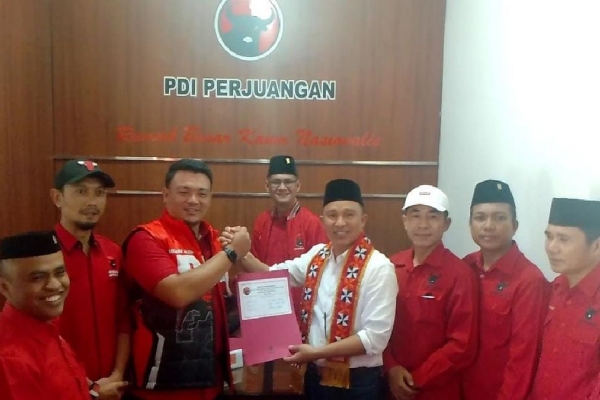 Pertama, Mantan Bupati Lampung Barat Ambil Berkas Penjaringan Pendaftaran Balon Kada PDI Perjuangan