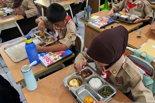 Pramono-Rano Jalankan Program MBG dan Uji Coba Sekolah Swasta Gratis