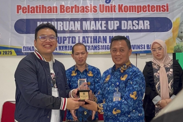 Abraham & Disnakertrans Banten Gelar Pelatihan Berbasis Unit Kompetensi Kejuruan Make Up Dasar Kecantikan