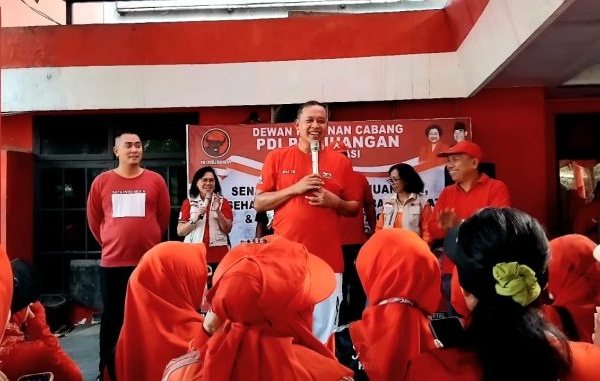 Baguna Kota Bekasi Bagikan Kacamata dan Pemeriksaan Kesehatan Gratis