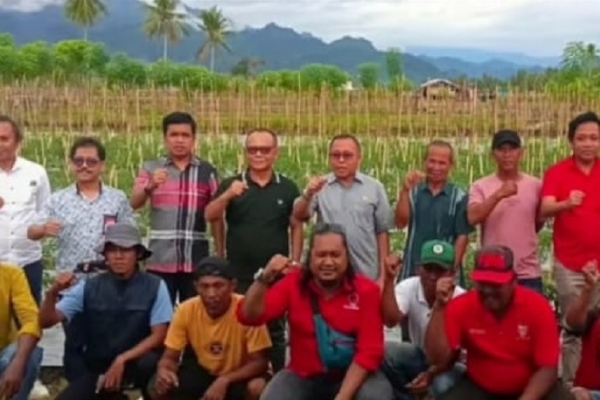 Habsi Wahid Dampingi Agus Ambo Djiwa Berdialog dan Serahkan Alsintan ke Petani di Kalukku