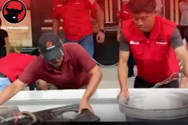 Baguna PDI Perjuangan Jembrana Buka Dapur Umum untuk Korban Banjir