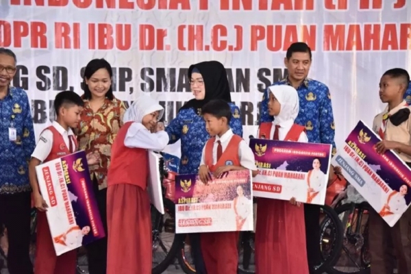Etik Suryani Serahkan PIP 2025 Aspirasi Puan Maharani Untuk 15.637 Siswa di Sukoharjo
