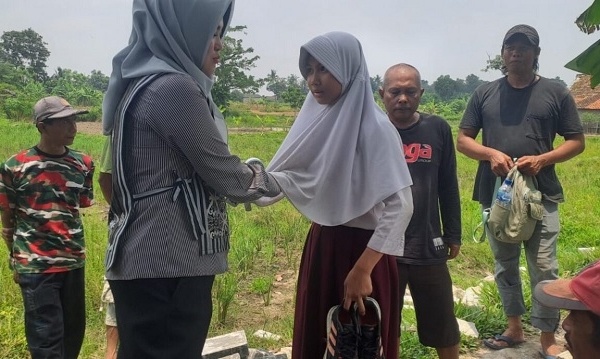 Sarifah Ainun Berikan Bantuan Beli Sepatu Baru Saat Tinjau Perbaikan Infrastruktur