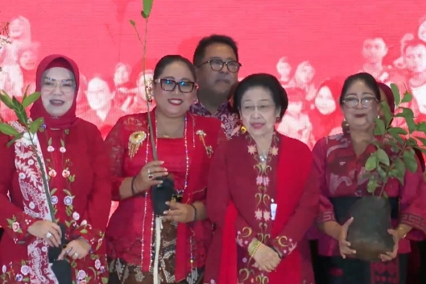 Merawat Pertiwi, Megawati Serahkan Bibit Pohon kepada Kepala Daerah Perempuan PDI Perjuangan