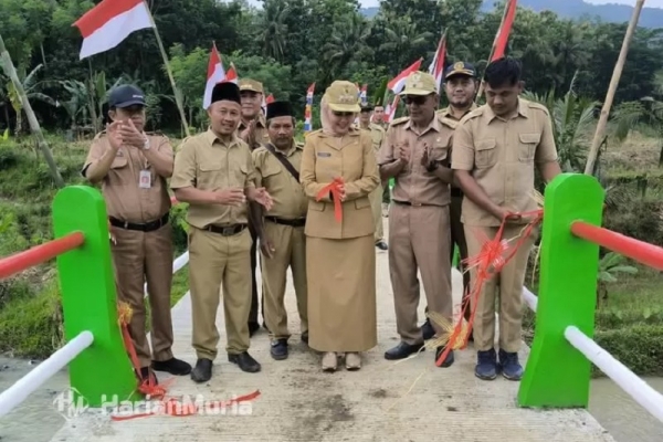 Bupati Dyah Kartika Resmikan Jembatan Penghubung Lahan Pertanian di Desa Cening, Gotong Royong Swadaya Warga