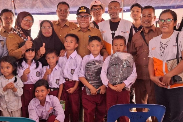 Masinton Barikan Bantuan di Sekolah Darurat di Posko Pengungsian Kebun Pisang