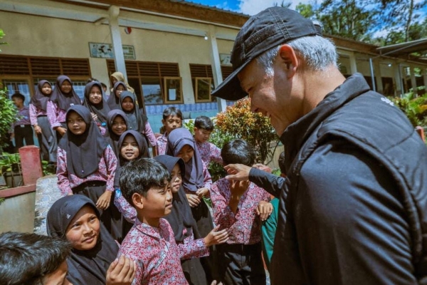 Peluk Hangat Ganjar di Lereng Slamet: Saat Seragam Baru Menghapus Trauma Anak-Anak Pengungsian