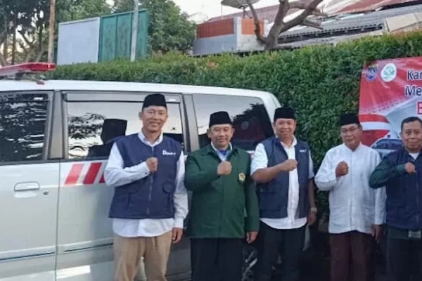Imam Turidi Serahkan Hibah Satu Unit Ambulans ke PC LDII Beji