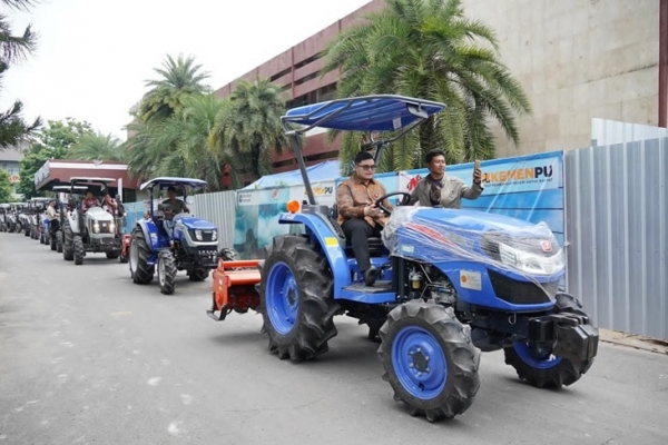 Dongkrak Produktivitas, Mas Dhito Salurkan Puluhan Alsintan Kepada Ratusan Petani