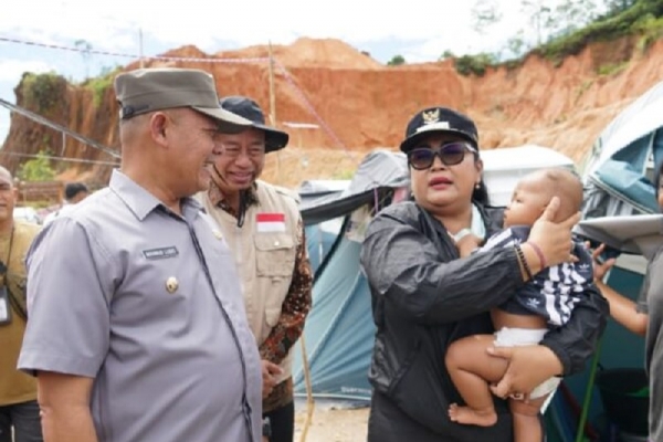 Bupati Endah Subekti Serahkan Bantuan Ratusan Juta Rupiah Bagi Korban Bencana Tapteng