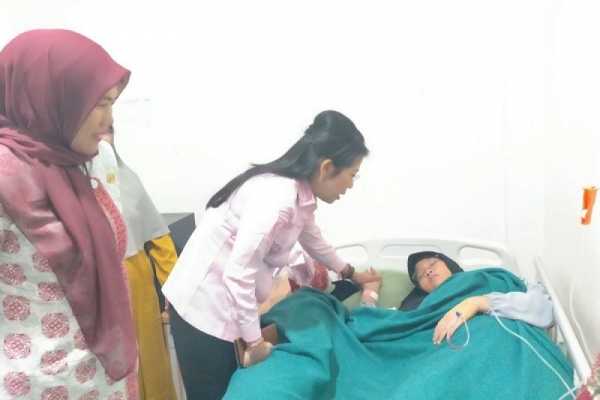 Diduga Keracunan MBG, Tjhai Chui Mie Tinjau Siswa MAN Model Singkawang 