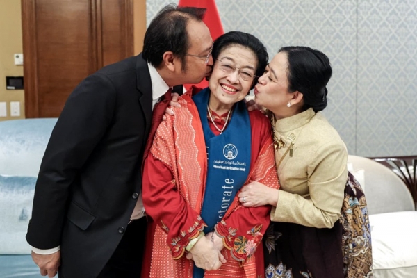Momen Hangat Prananda dan Puan Cium Megawati usai Terima Gelar Doktor di Riyadh