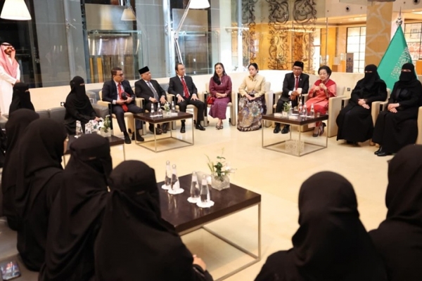 Sebelum Terima Gelar Doktor di Riyadh, Megawati Soekarnoputri Berbincang dengan Mahasiswi PNU Asal Indonesia