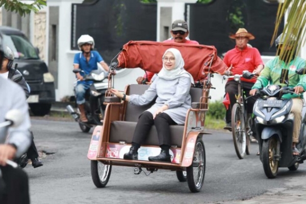 Bupati Ipuk Naik Becak Listrik ke Kantor, Konsisten Pakai Kendaraan Umum
