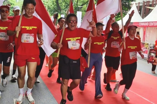 Hasto Kristiyanto Tuntaskan 10K Soekarno Run 2026 Sambil Kibarkan Merah Putih