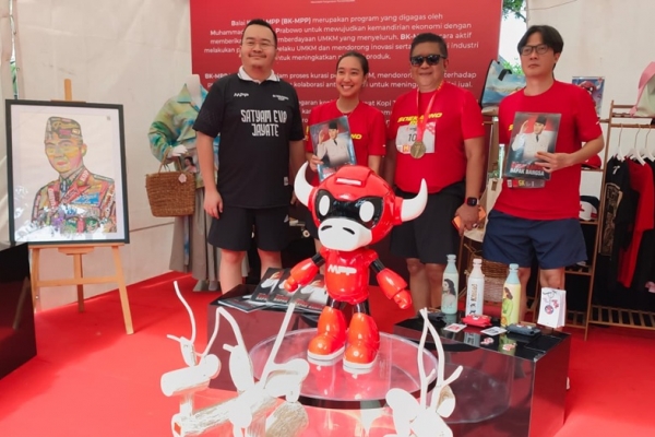 Hasto Kristiyanto dan Cucu Megawati Tinjau Produk Kreatif di Soekarno Run 2026