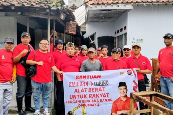 Harris Turino Salurkan Bantuan Alat Berat Untuk Percepat Proses Pemulihan di Kecataman Bumiayu 
