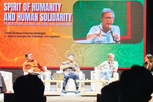 Rocky Gerung di Public Lecture Jogja: Keluarkan Sindiran "Tut Wuri Malsuin Ijazah"