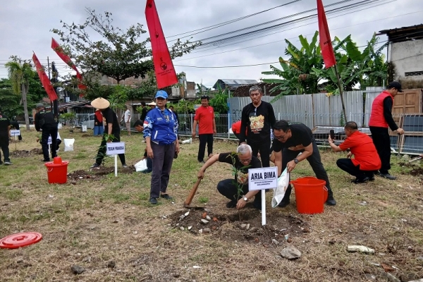 Jaga Pertiwi, Aria Bima Pimpin PDI Perjuangan Solo Tanam 1001 Pohon Serentak di 5 Kecamatan