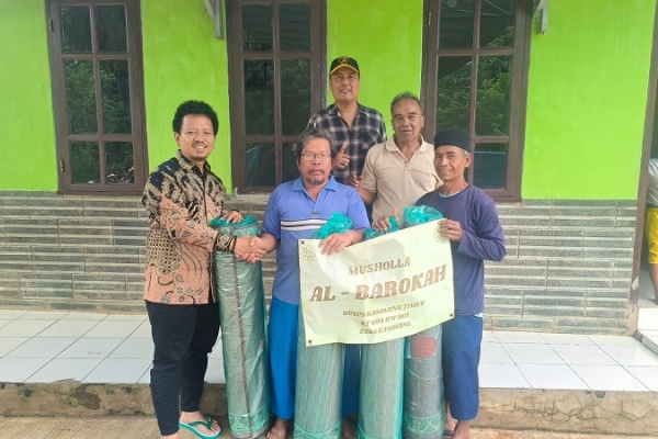 ‎Jelang Ramadan, Fernando Doklas Beri Bantuan Karpet Ke Mushola Al-Barokah