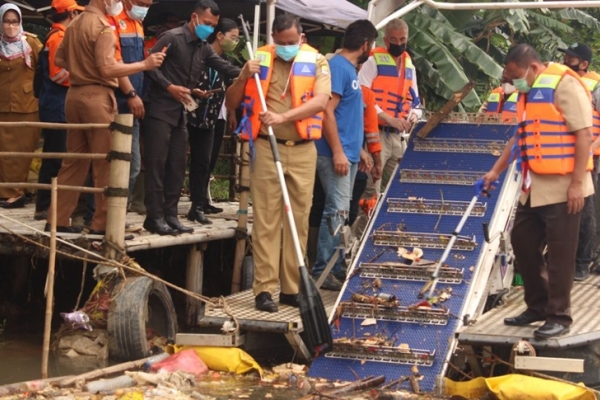 Tri Adhianto Larang Warga Bekasi Buang Sampah ke Sungai