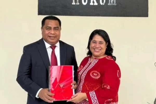 Bergelar SH, Benhur Watubun Soroti Bahaya Kepentingan Politik Dalam Pembentukan Perda