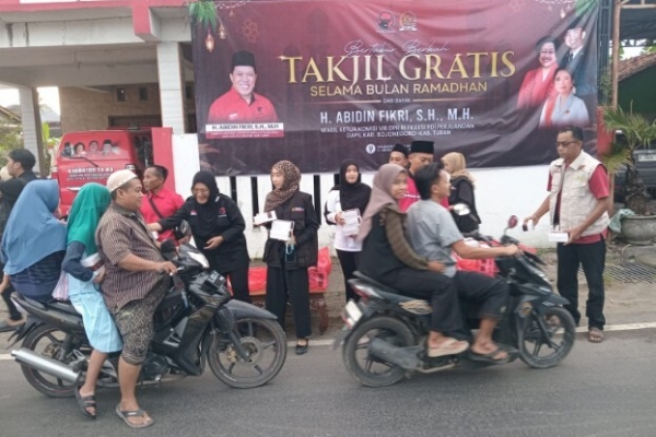 Rumah Kebangsaan Abidin Fikri Rutin Bagikan Takjil Sepanjang Bulan Puasa