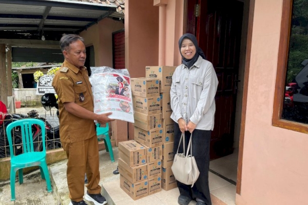Ineu Purwadewi Serahkan Bantuan Biskuit Bergizi ke Ibu Hamil dan Balita di Desa Cijeruk