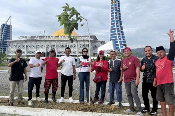 Momentum Ramadan, DPC PDI Perjuangan Kendari Tanam 50 Pohon Tabebuya di Masjid Al Alam