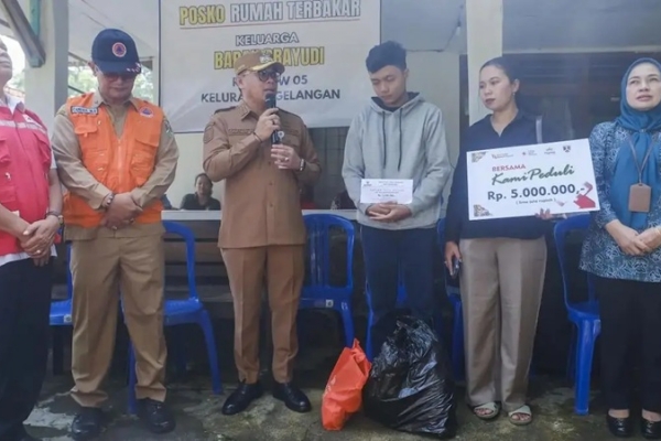 Wali Kota Damar Salurkan Bantuan dan Jamin Perbaikan Rumah Korban Kebakaran di Gelangan