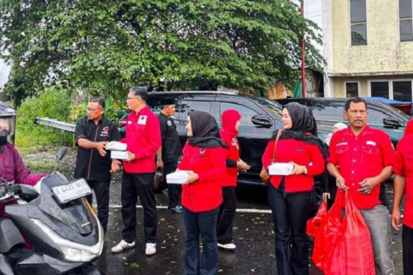 Sadarestuwati Pimpin Pembagian Ratusan Takjil di Depan Kantor DPC PDI Perjuangan Mojokerto 