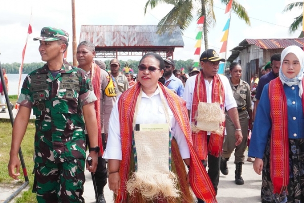 Petronela Krenak Ajak Masyarakat Sorong Selatan Tak Segan-Segan Menanam