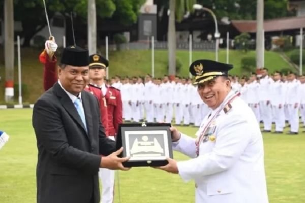 Robby Dondokambey Terima Penghargaan Kartika Pamong Praja Muda dan Alumni Kehormatan IPDN