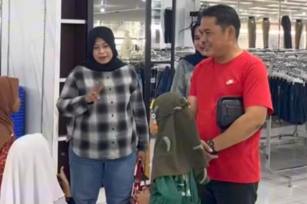 Wiwin Sumrambah Ajak Belasan Anak Yatim di Jombang Belanja Baju Lebaran