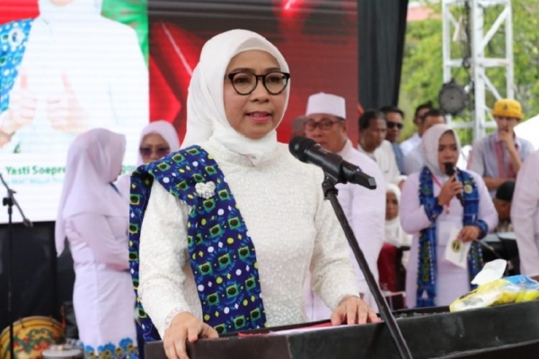 Yasti Soepredjo Mokoagow Bagikan 1.000 Paket Sembako dan 7 Jamaah Dapat Umrah Gratis