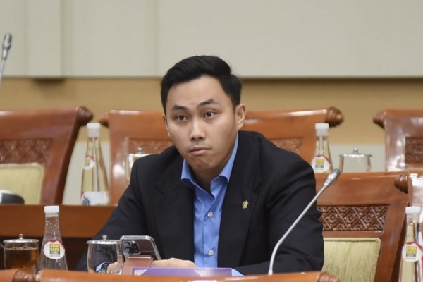 Stevano Rizki Adranacus Salurkan Beasiswa PIP Kepada Pelajar di Kabupaten Rote Ndao