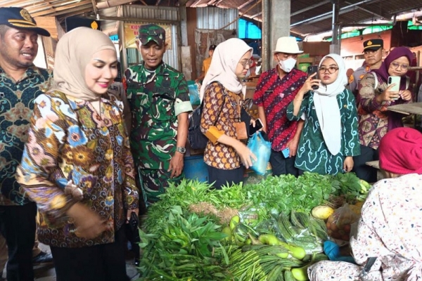 Jelang Idulfitri, Bupati Dyah Kartika Pastikan Stok Bapokting Kendal Aman 