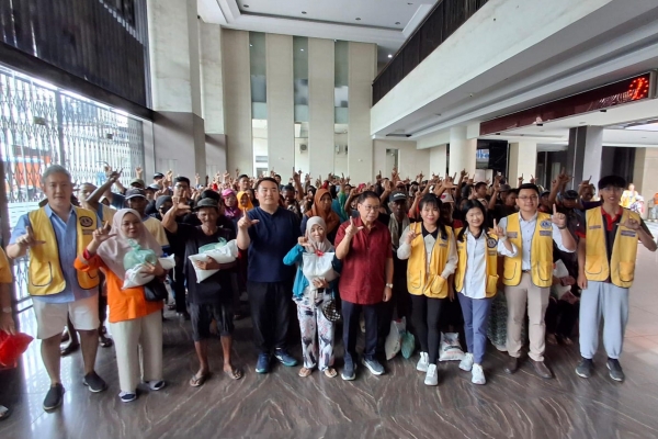 Lions Club Bagikan 1.400 Paket Lebaran, Nek Suliah : Terimakasih 'Ustad' Sofyan Tan