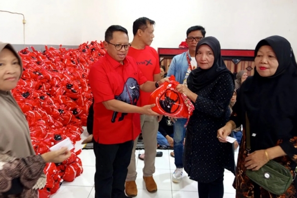 DPC PDI Perjuangan Batu Bagikan 2.500 Paket Sembako Jelang Idul Fitri 1447 H