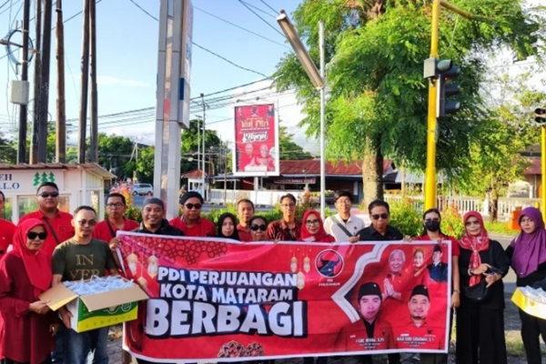 DPC PDI Perjuangan Kota Mataram Bagikan Ratusan Paket Sembako dan Takjil Kepada Anak Yatim Piatu dan Warga Kurang Mampu 