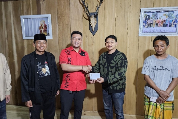 Mukhlis Basri Dukung Tradisi Sekura Seribu Wajah, Salurkan Bantuan ke 10 Pekon di Lampung Barat