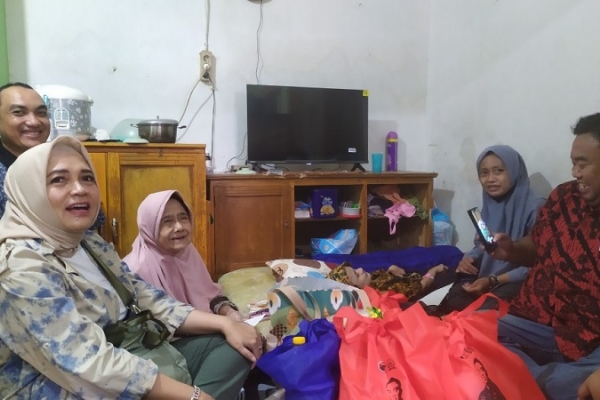 Jelang Idulfitri, Yudha Puja Turnawan Tinjau Kondisi Dua Lansia Dhuafa di Kel. Kota Wetan, Garut Kota