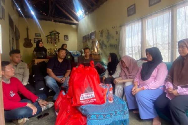 Yudha Puja Turnawan Turun Langsung Salurkan Bantuan Bagi Korban Kebakaran di Banyuresmi