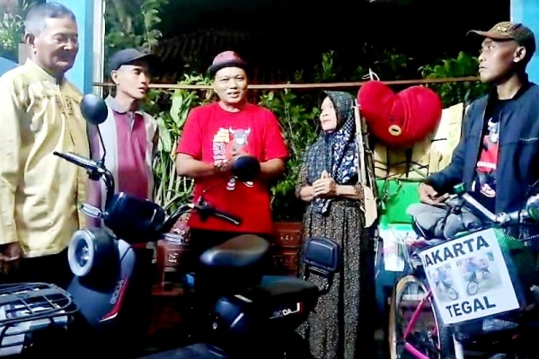 Shanty Alda Berikan Bantuan Sepeda Listrik ke Pemudik yang Mudik Gunakan Sepeda Ontel