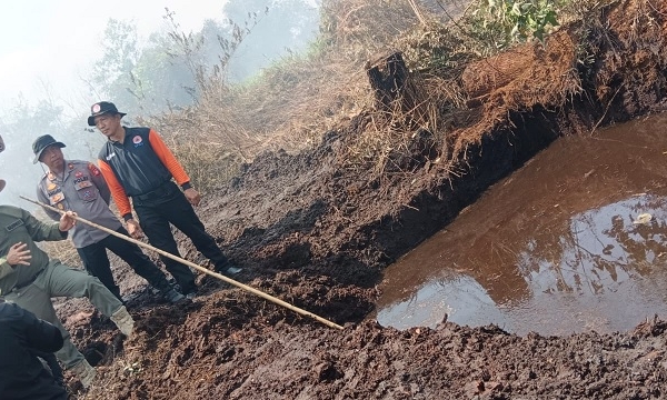 Bupati Sujiwo Genjot Sungai dan Pembangunan Embung Guna Pemadaman Karhutla di Serdam